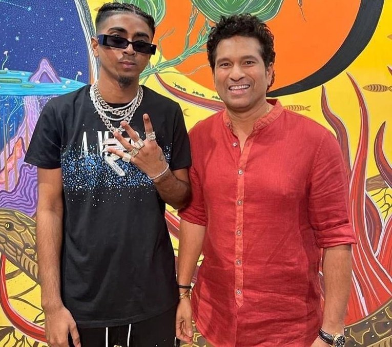 theprayagtiwari's tweet photo. Rare pic of sachin tendulkar wasting his time. https://t.co/lfkuEgjjSk