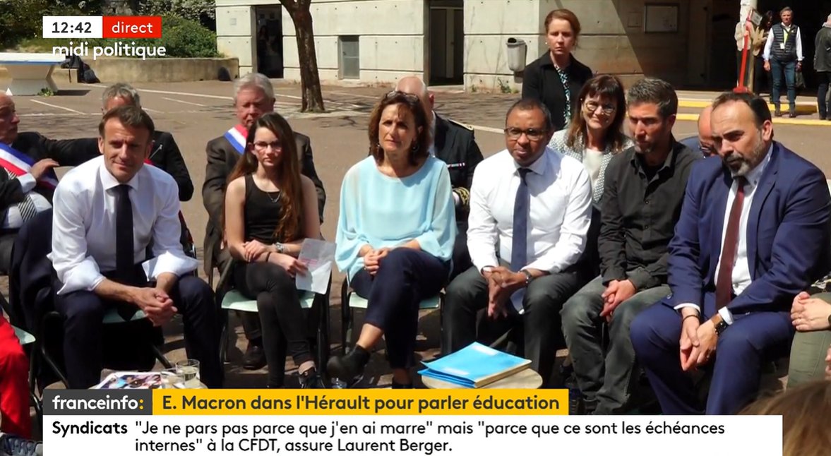 stylos_les's tweet photo. ⚠️ A Ganges, suite à la mise en sobriété énergétique du collège Louise Michel par les camarades de la CGT Energie, @EmmanuelMacron et @PapNdiaye doivent continuer leur show dans la cour sur des chaises en bois placées dehors à la hâte car plus de courant dans le bâtiment...💡❌🤣 https://t.co/A9JmnkblVe