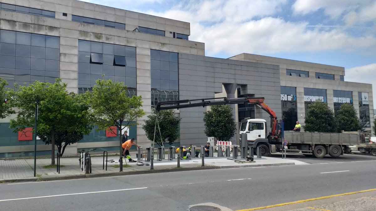 silcerino's tweet photo. #Coruña | Instalando a nova estación de #BiciCoruña 🚲en #Agrela, xunto ao edifio do #WorkCenter. https://t.co/KKK2N6oC2k