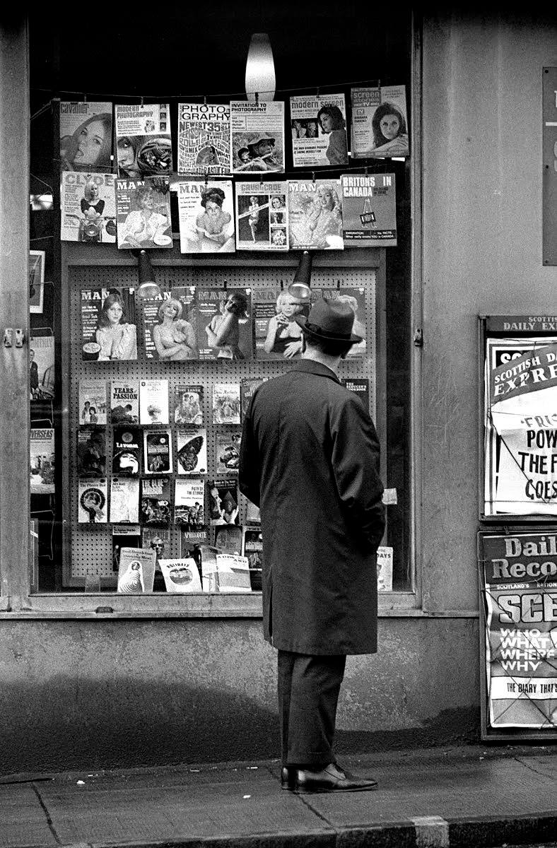 As it's #JazzAppreciationMonth here's a Glasgow gent appreciating some 'jazz mags', near Queen Street Station, 55 years ago this week...

Picture: Colin Lourie