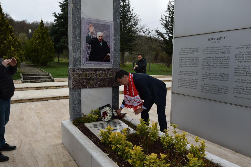 DrSinanOgan's tweet photo. "Bolu'nun Babası", değerli hayırsever İzzet Baysal'ın Anıt Mezarını ziyaret ettik. Mekanı Cennet olsun... 

#OAnGeliyor https://t.co/NZ5xI1E8hd