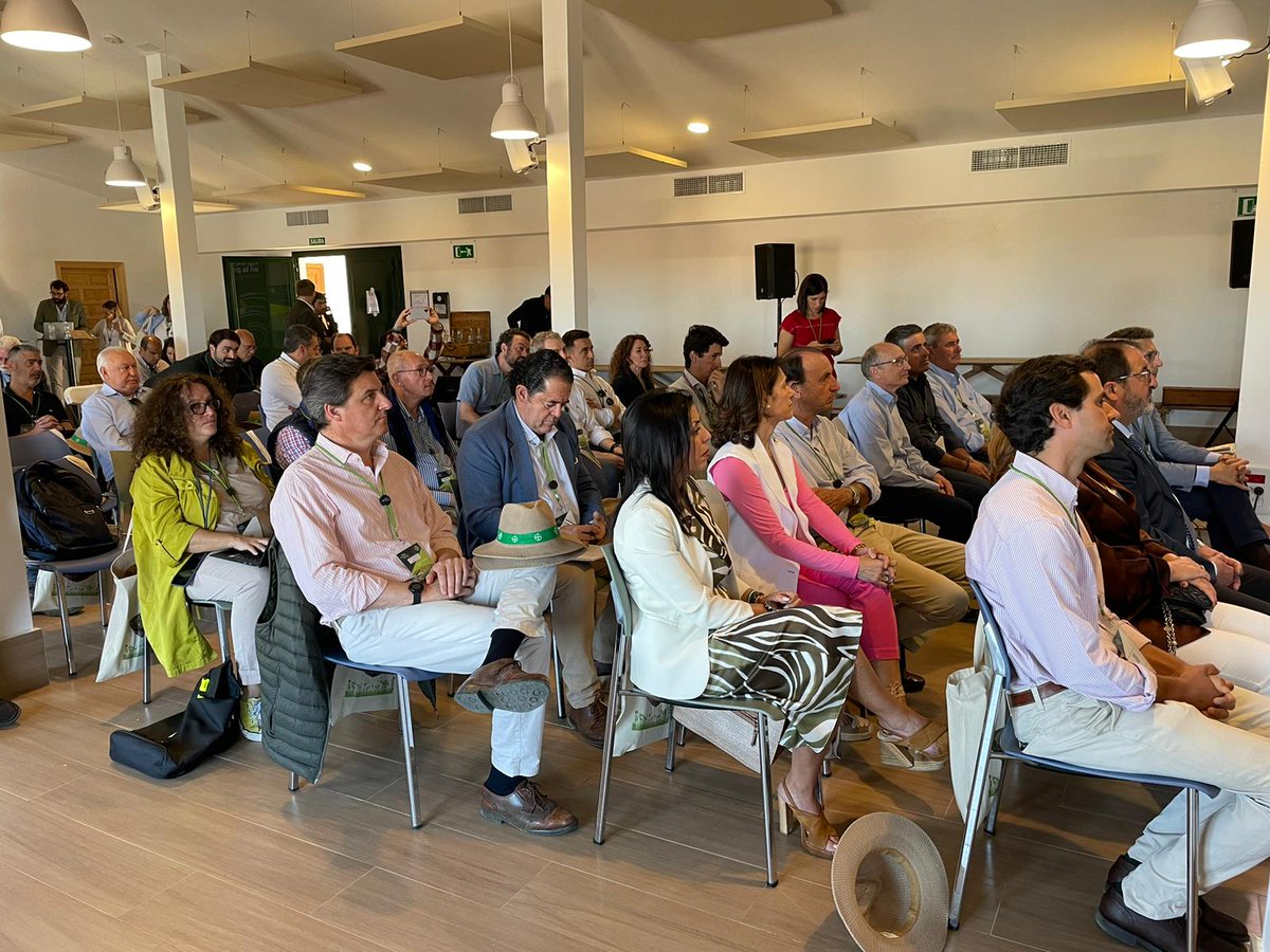 IfapaJunta's tweet photo. ♻️ Jornada de @Bayer4CropsES ‘Agricultura sostenible en la práctica’ en la Hacienda Las Cárdenas, Carmona #Sevilla
👥@martabosquet asiste a este encuentro en el que se destaca la labor de instituciones como el #IFAPA para lograr una #agricultura #sostenible
#BayerForwardFarming https://t.co/3TVxNpj18i