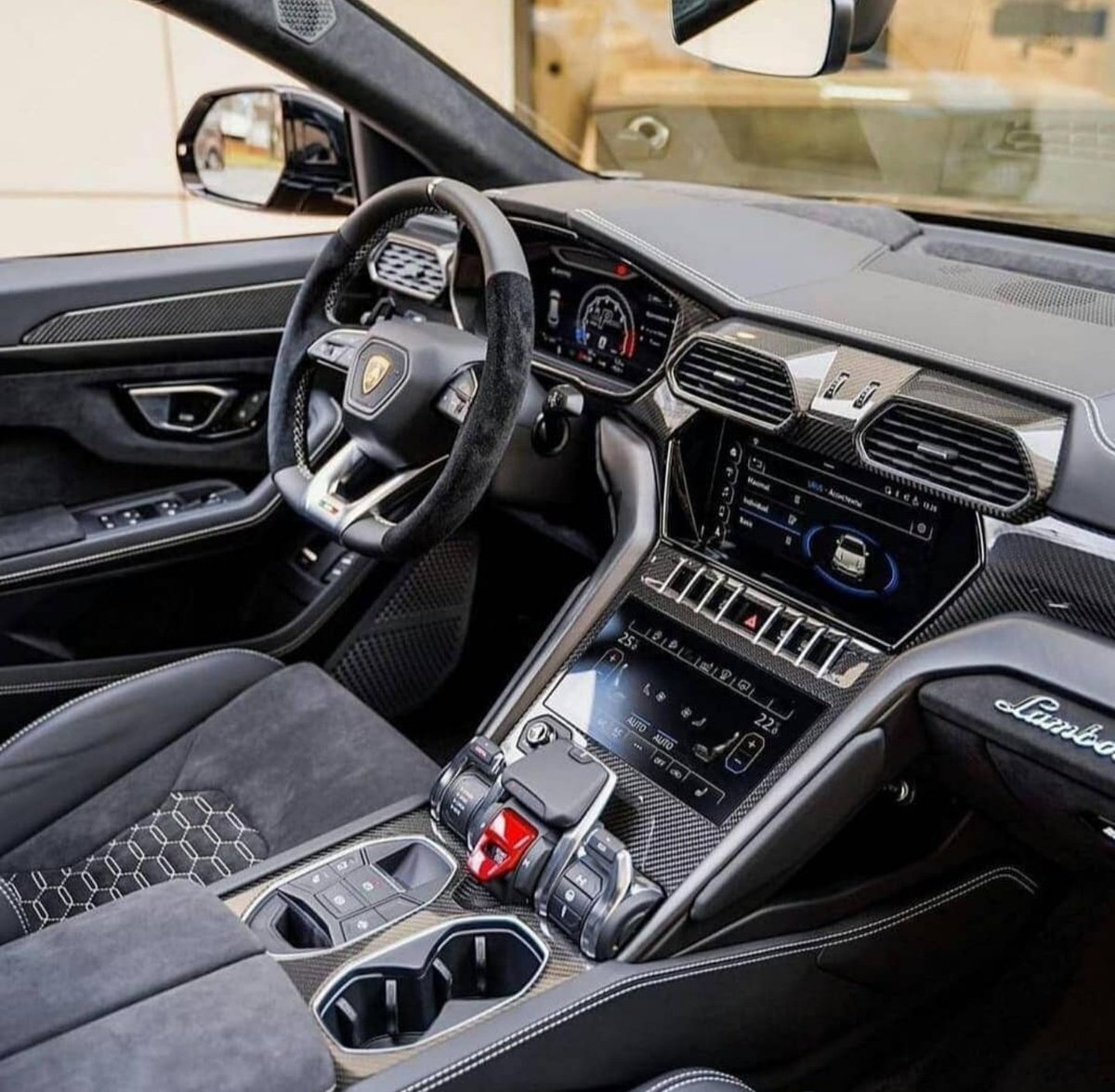 DailyLamboTM's tweet photo. Lamborghini Urus ⚫️ https://t.co/2WvntqEg9L