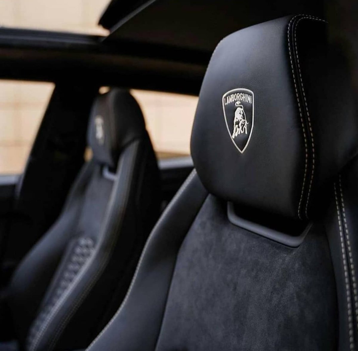 DailyLamboTM's tweet photo. Lamborghini Urus ⚫️ https://t.co/2WvntqEg9L