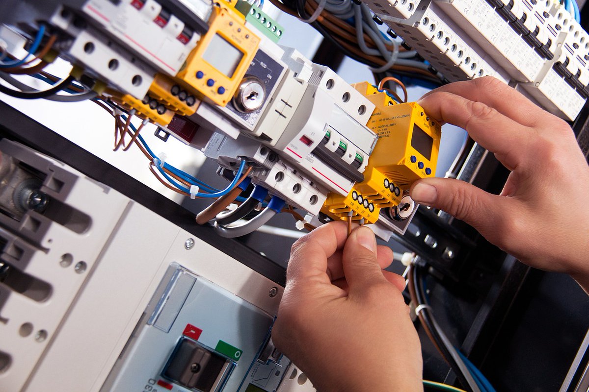MercerElectric_'s tweet photo. Need a reliable electrician to solve your electrical woes? Look no further! Our skilled electricians are just a call away. From installations to repairs, we've got you covered. Experience quality workmanship and exceptional service at all times.
#electrician #electricalservices https://t.co/fHuqbokWVi