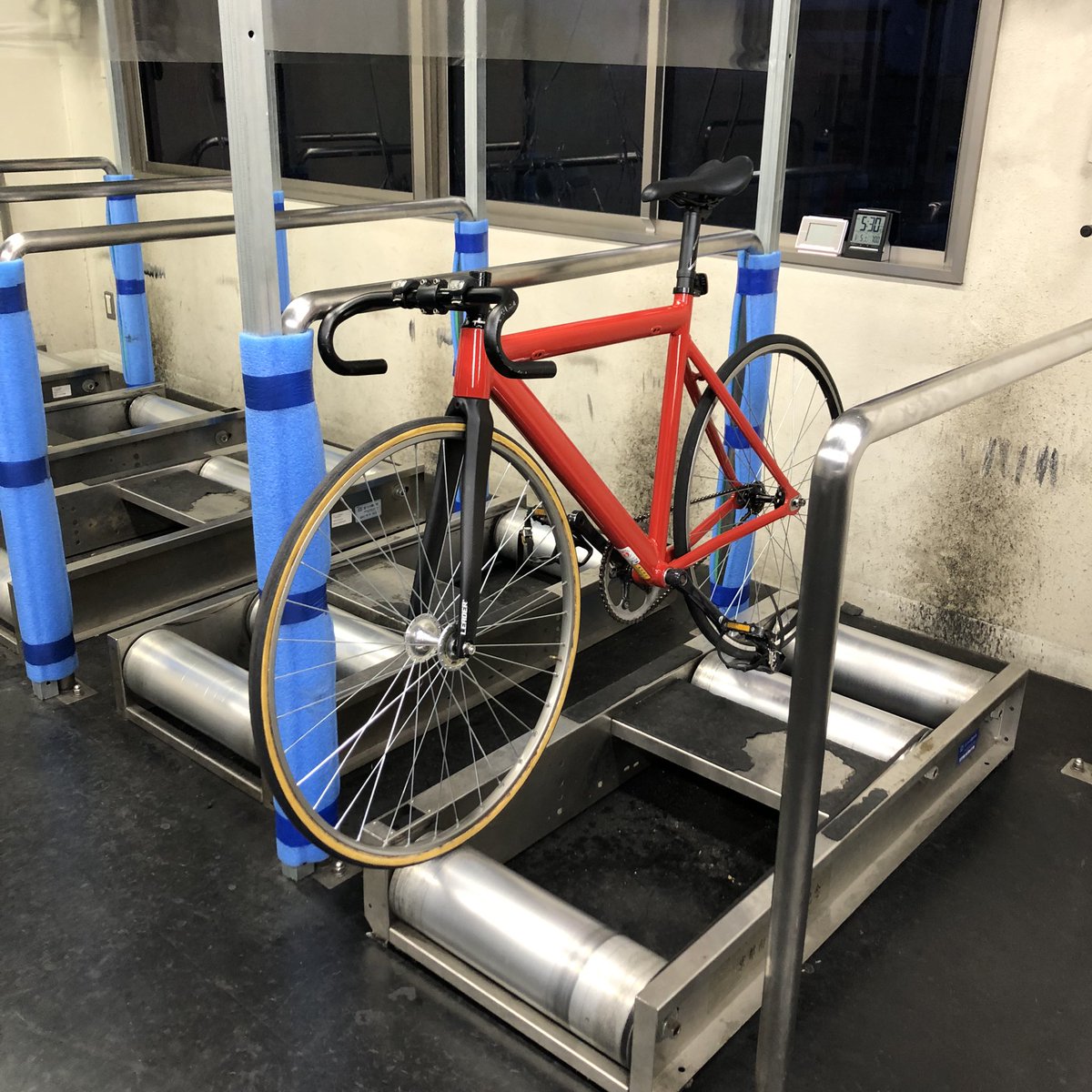 banban7301's tweet photo. 今日は競輪場のローラー練習会に参加🚴♂️😊頑張りました🚴♂️💪
赤いリーダーバイクの試運転🚴♂️
#ピストバイク
#LEADERBIKE https://t.co/FJFmi4YHsd