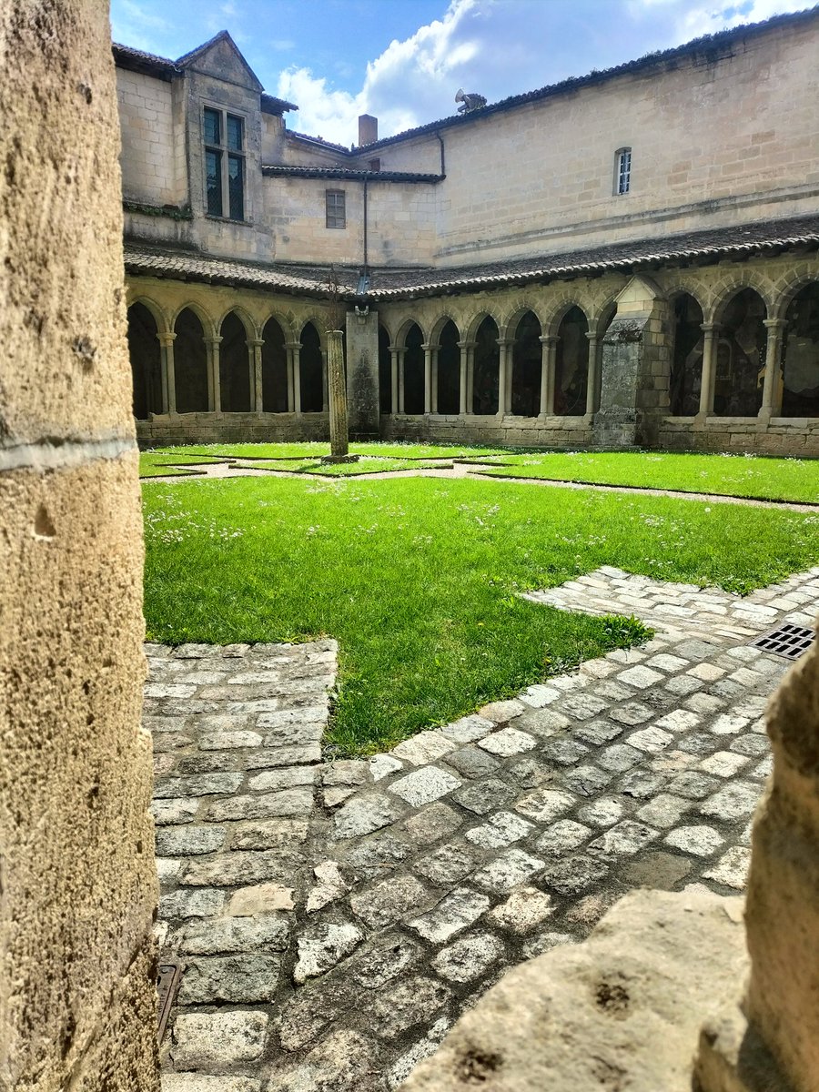 ChRolandMaths's tweet photo. 🤩 Tranquillité monacale 😇
#cloitre #cordeliers #saintemilion
@saint_emilion @Vinsstemilion https://t.co/Gq60oAaCOm