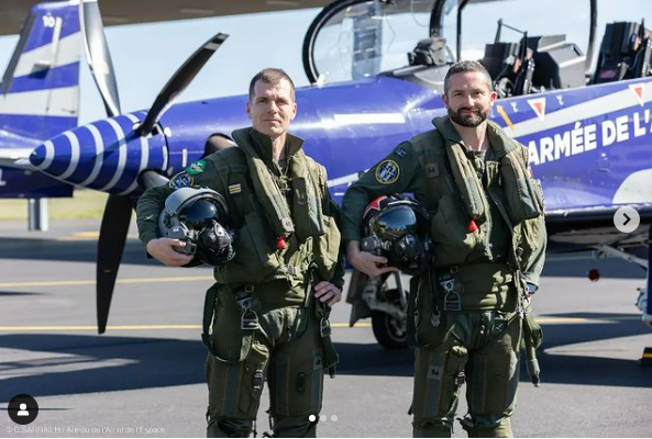 SafranAerosys's tweet photo. Instructeurs sur la #BA709, les Capitaines Nicolas "Ebay" et  Pierre "Sloggy" sont les nouveaux visages de la patrouille Mustang X-Ray, le tactical display du PC-21.
Safran Aerosystems est fier de fournir les pantalons anti-g et les gilets de combat aux aviateurs français ! https://t.co/9OcTCUCRnJ