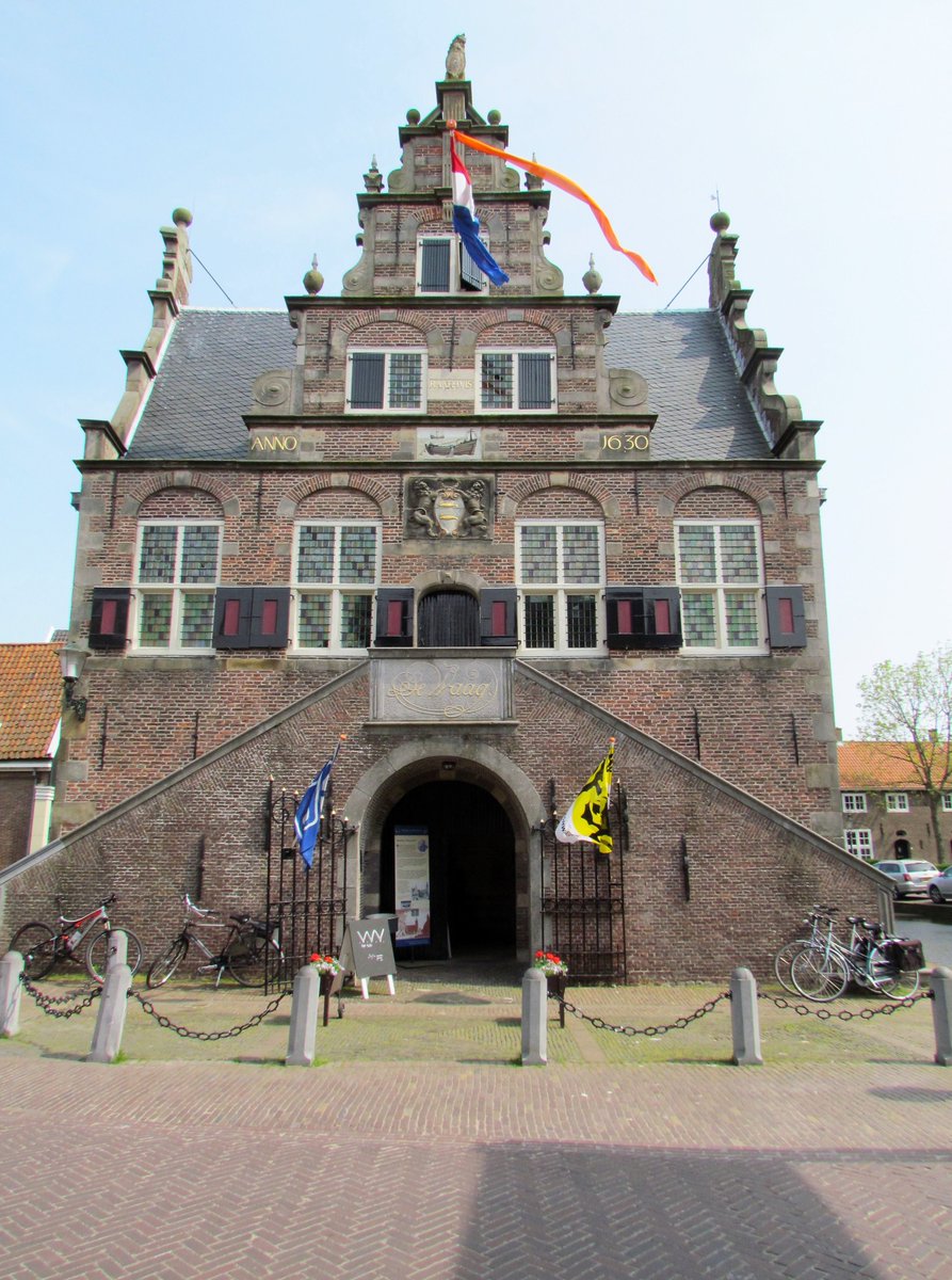 Museum In 't Houten Huis (1938) feliciteert VVV De Rijp/Land van Leeghwater met het 90-jarig bestaan! De oudjes doen het nog best.
Wij steken ook de vlag uit. Op naar de 100!
#VVV #derijp #alkmaar (foto Koningsdag 2011)