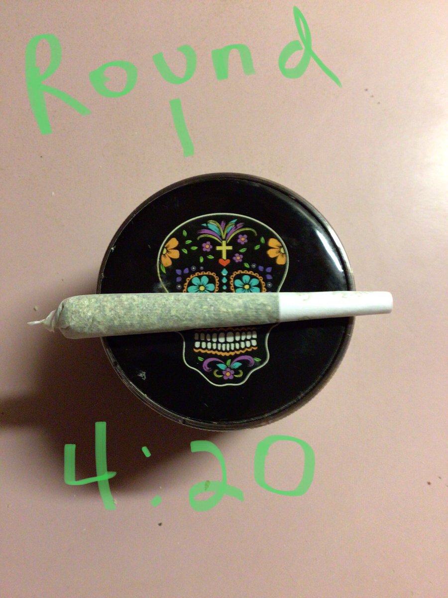 Mike__Heezy's tweet photo. Off work. #420 #Blazed #zigzag https://t.co/mS9muwt8rN