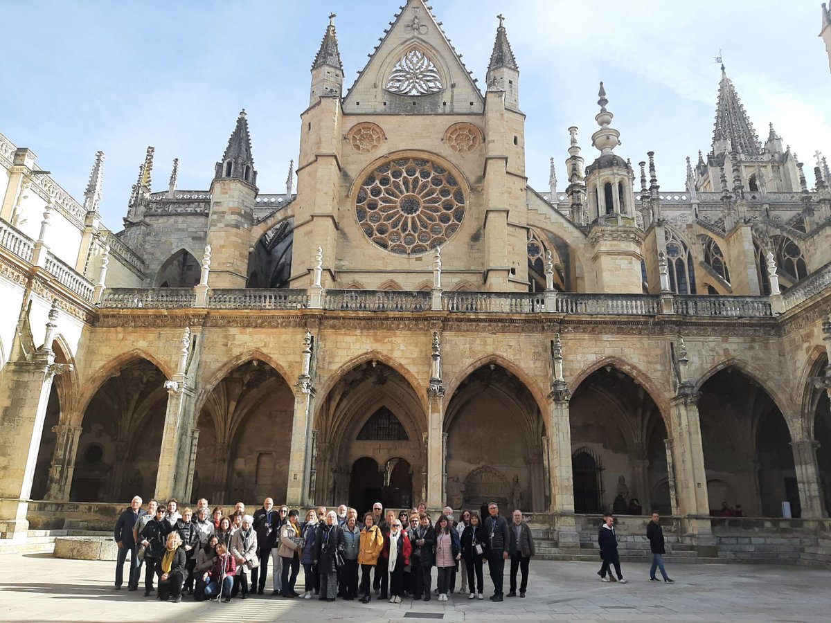 floridauni's tweet photo. Estudiantes de la Universitat dels Majors viajan a León para sumergirse en la cultura medieval 🏰 Este viaje formó parte de su programa académico y estaba relacionado con dos módulos sobre el arte románico, gótico y el pensamiento medieval #cooplearning

https://t.co/IGoRGj5b3D https://t.co/yJZKv5142F