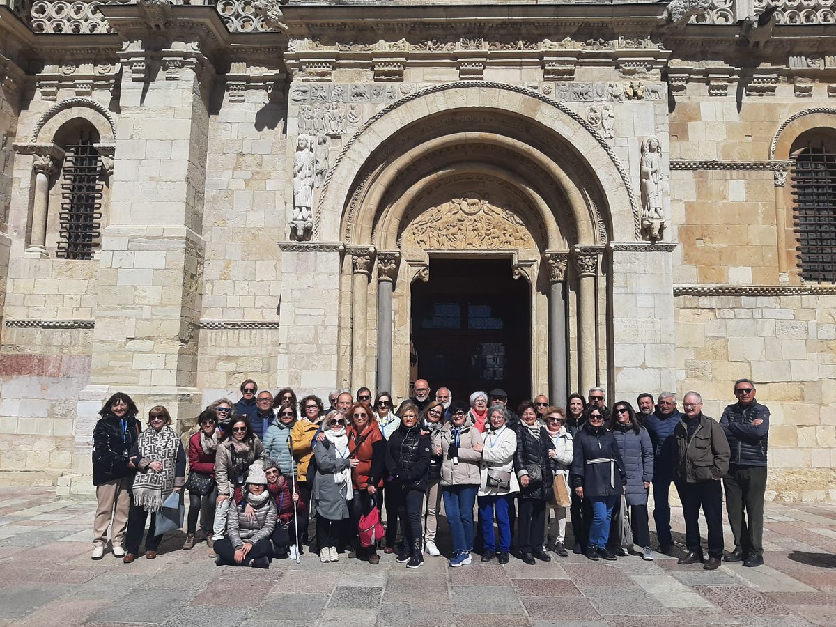 floridauni's tweet photo. Estudiantes de la Universitat dels Majors viajan a León para sumergirse en la cultura medieval 🏰 Este viaje formó parte de su programa académico y estaba relacionado con dos módulos sobre el arte románico, gótico y el pensamiento medieval #cooplearning

https://t.co/IGoRGj5b3D https://t.co/yJZKv5142F