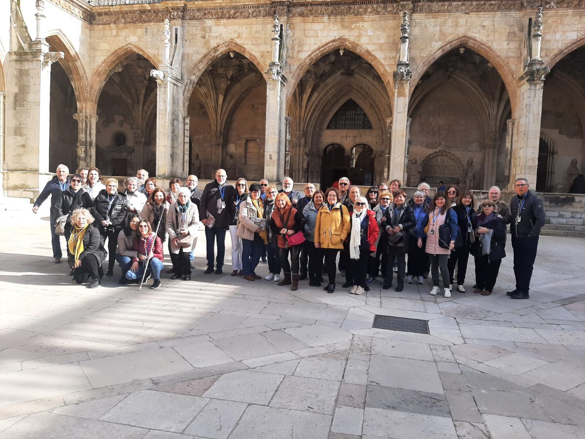floridauni's tweet photo. Estudiantes de la Universitat dels Majors viajan a León para sumergirse en la cultura medieval 🏰 Este viaje formó parte de su programa académico y estaba relacionado con dos módulos sobre el arte románico, gótico y el pensamiento medieval #cooplearning

https://t.co/IGoRGj5b3D https://t.co/yJZKv5142F