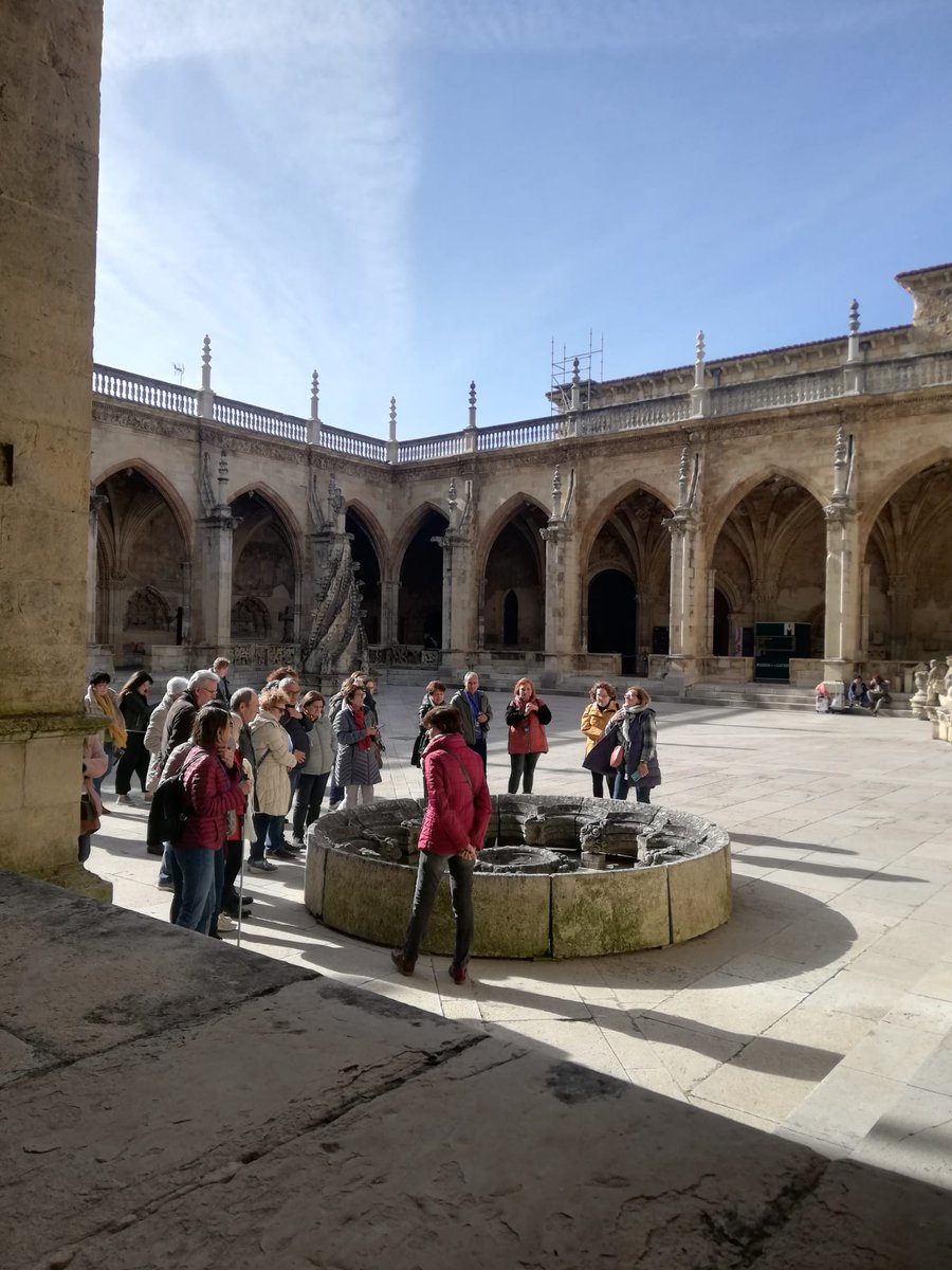floridauni's tweet photo. Estudiantes de la Universitat dels Majors viajan a León para sumergirse en la cultura medieval 🏰 Este viaje formó parte de su programa académico y estaba relacionado con dos módulos sobre el arte románico, gótico y el pensamiento medieval #cooplearning

https://t.co/IGoRGj5b3D https://t.co/yJZKv5142F