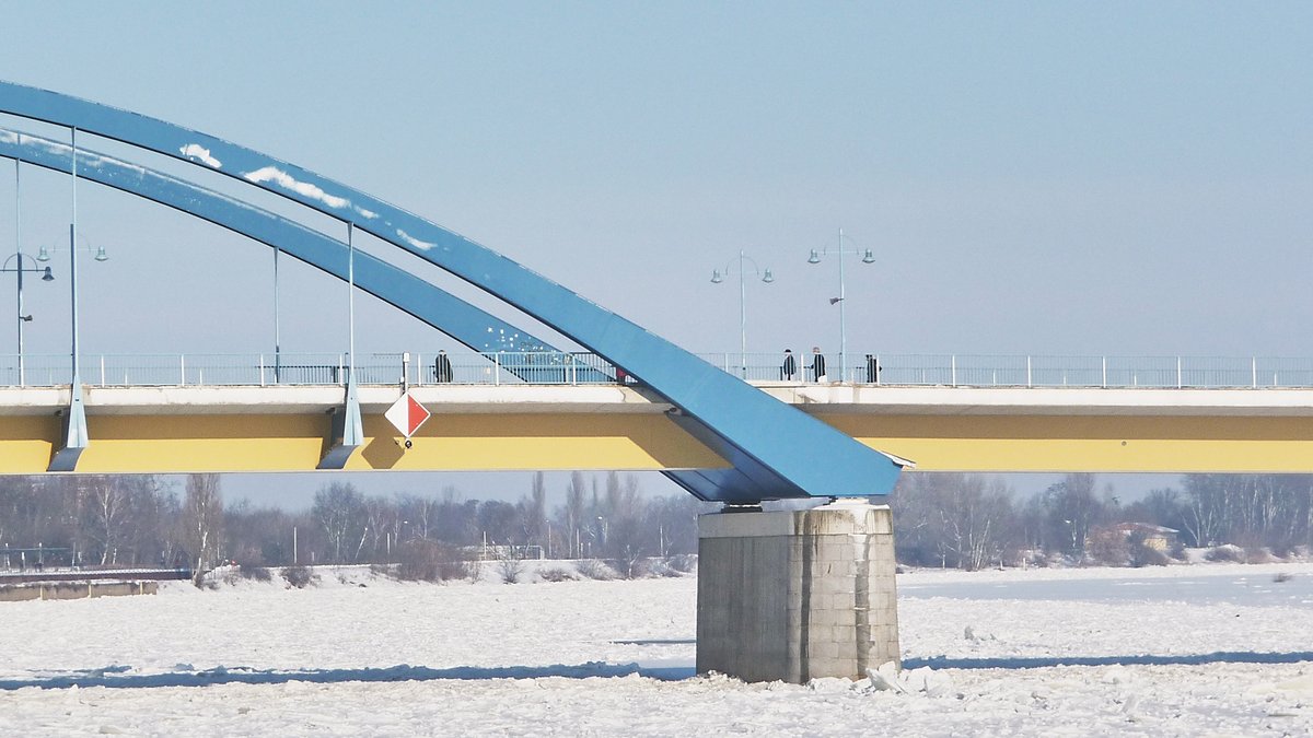 On the #Polish #Studies #Blog, Dagmara Jajeśniak-Quast recounts a short #transformation #history of #FrankfurtOder/#Słubice, showing how the twin city dealt with two long-term transformation processes (Wende, European East-West relations) on a local level.
pol-int.org/polish-studies…