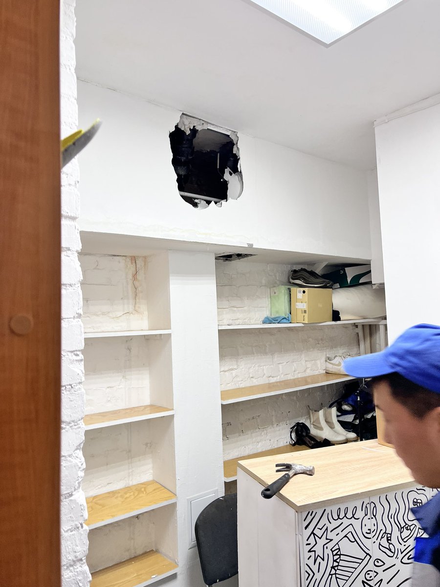 Вчера к нам каратист заходил, показывал как нужно ебашить гипсокартон