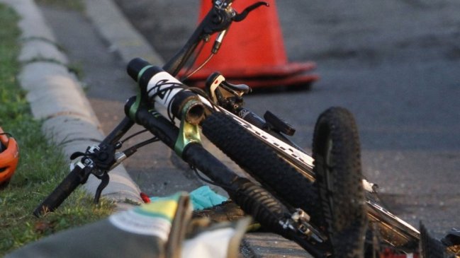 Cooperativa's tweet photo. Ciclista murió atropellado por auto de seguridad ciudadana en Ñuñoa: era seguido por robo a autos #CooperativaContigo https://t.co/fwoo1z9n6p https://t.co/DoUChuzEMB
