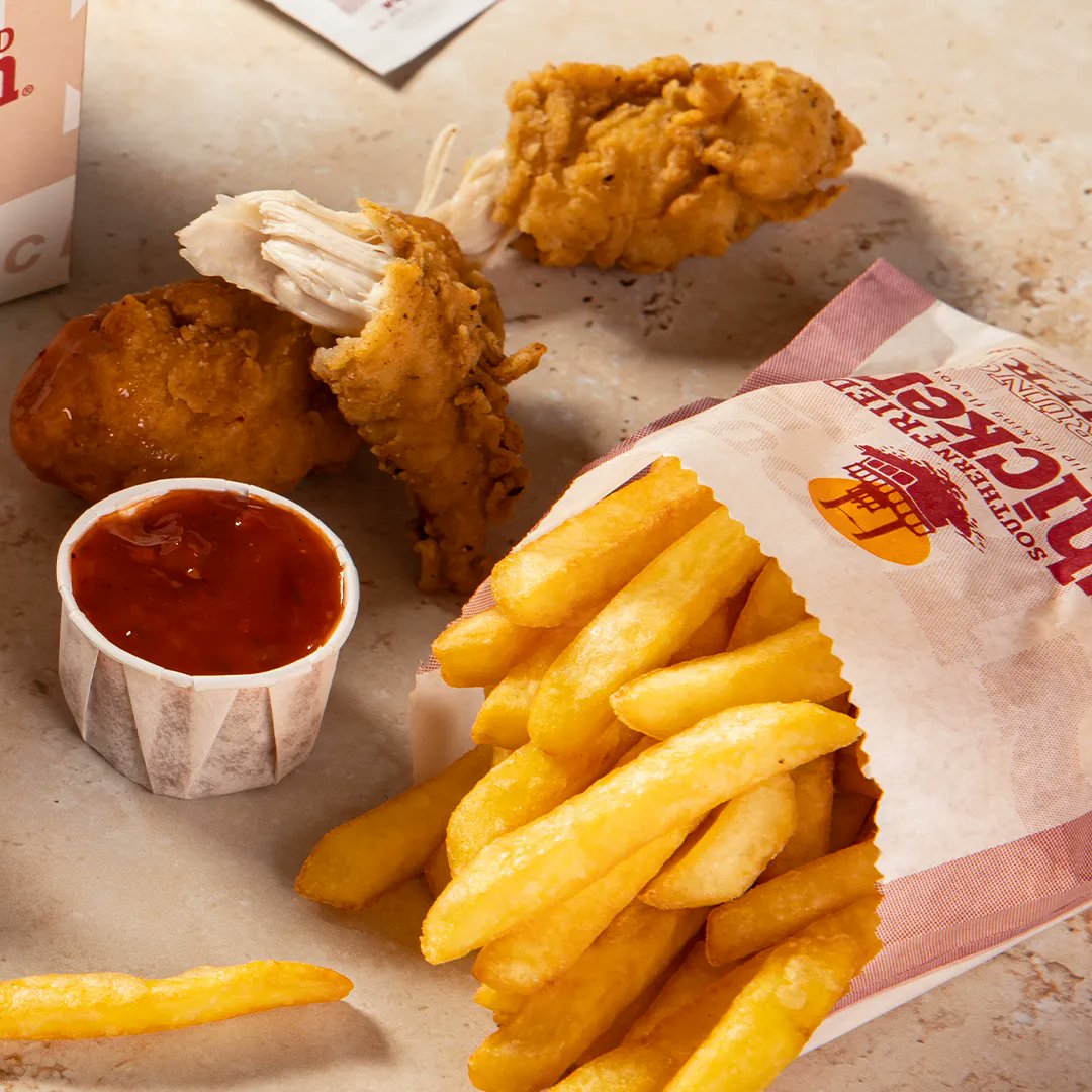 Why settled for just chicken when you can add fries as a meal!
.
.
.
.
#southernfriedchicken #properfriedchicken #loveatfirstbite #friedgoodness #instafood #piripiri #foodie #halalfood #friedchickengoal