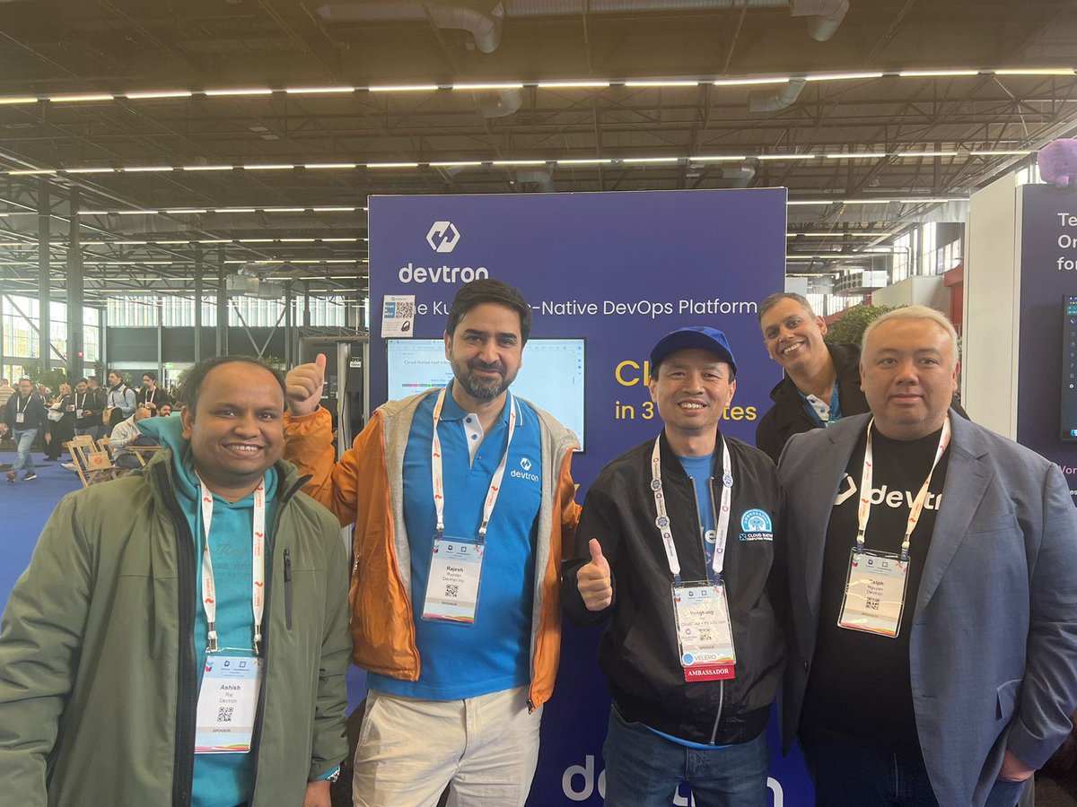 Another day at #KubeCon and it has been fantastic so far. Look who's there with the team, @YongKangHe 

It was lovely talking to you man. 

If you are around Buttercup Zone, do not forget to visit Booth SU52. The team is waiting to solve all your queries on #Kubernetes