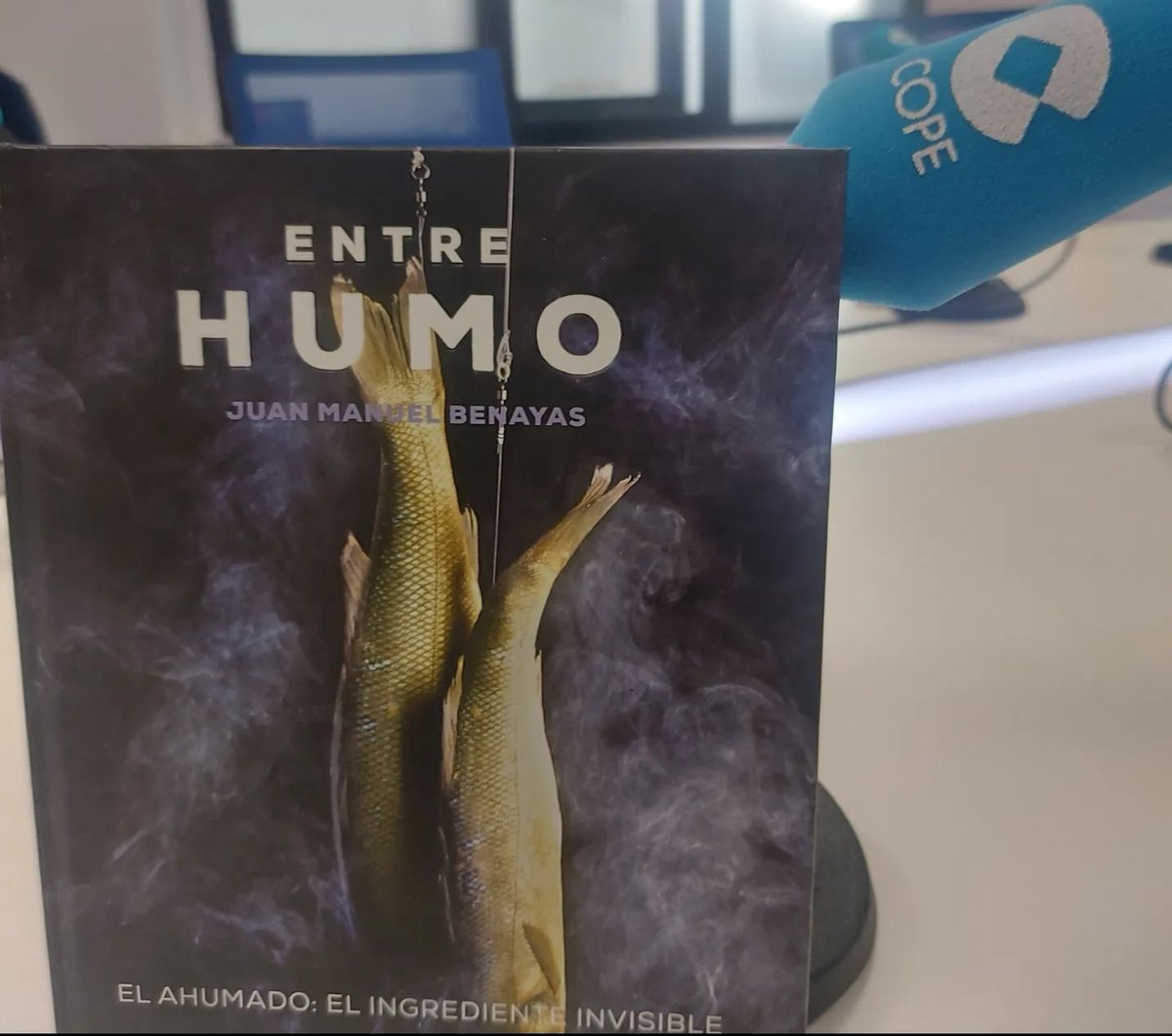 fuegomarket's tweet photo. Y entre humo anda el juego.
En @oidococinacope @COPE presentamos el libro 📚 #EntreHumo de Juan Manuel Benayas By @Planeta_Gastro
Gracias Roberto y equipo del programa, un placer.
#BBQ #Radio #Cocina https://t.co/fIqVYuaoiV