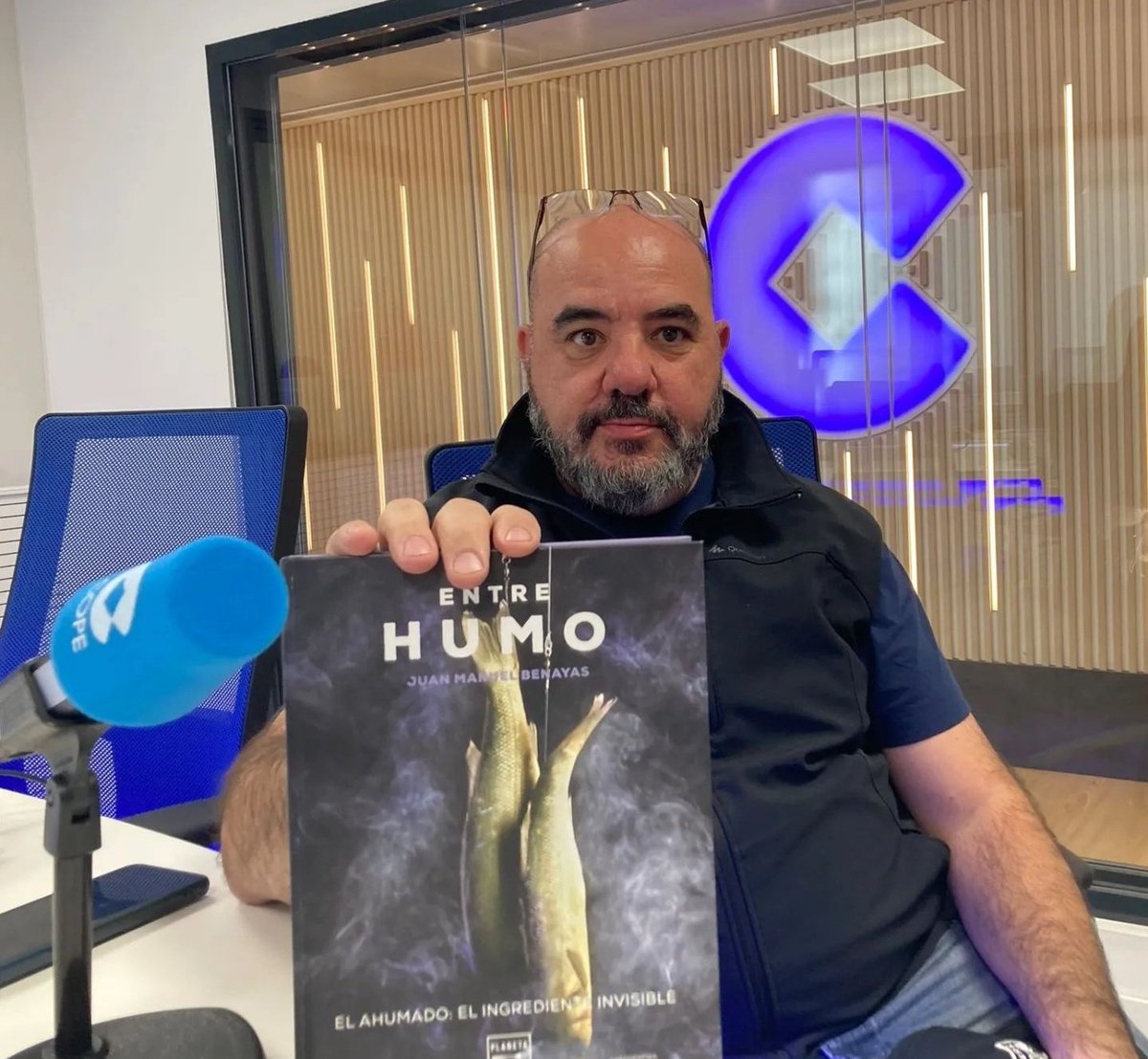 fuegomarket's tweet photo. Y entre humo anda el juego.
En @oidococinacope @COPE presentamos el libro 📚 #EntreHumo de Juan Manuel Benayas By @Planeta_Gastro
Gracias Roberto y equipo del programa, un placer.
#BBQ #Radio #Cocina https://t.co/fIqVYuaoiV
