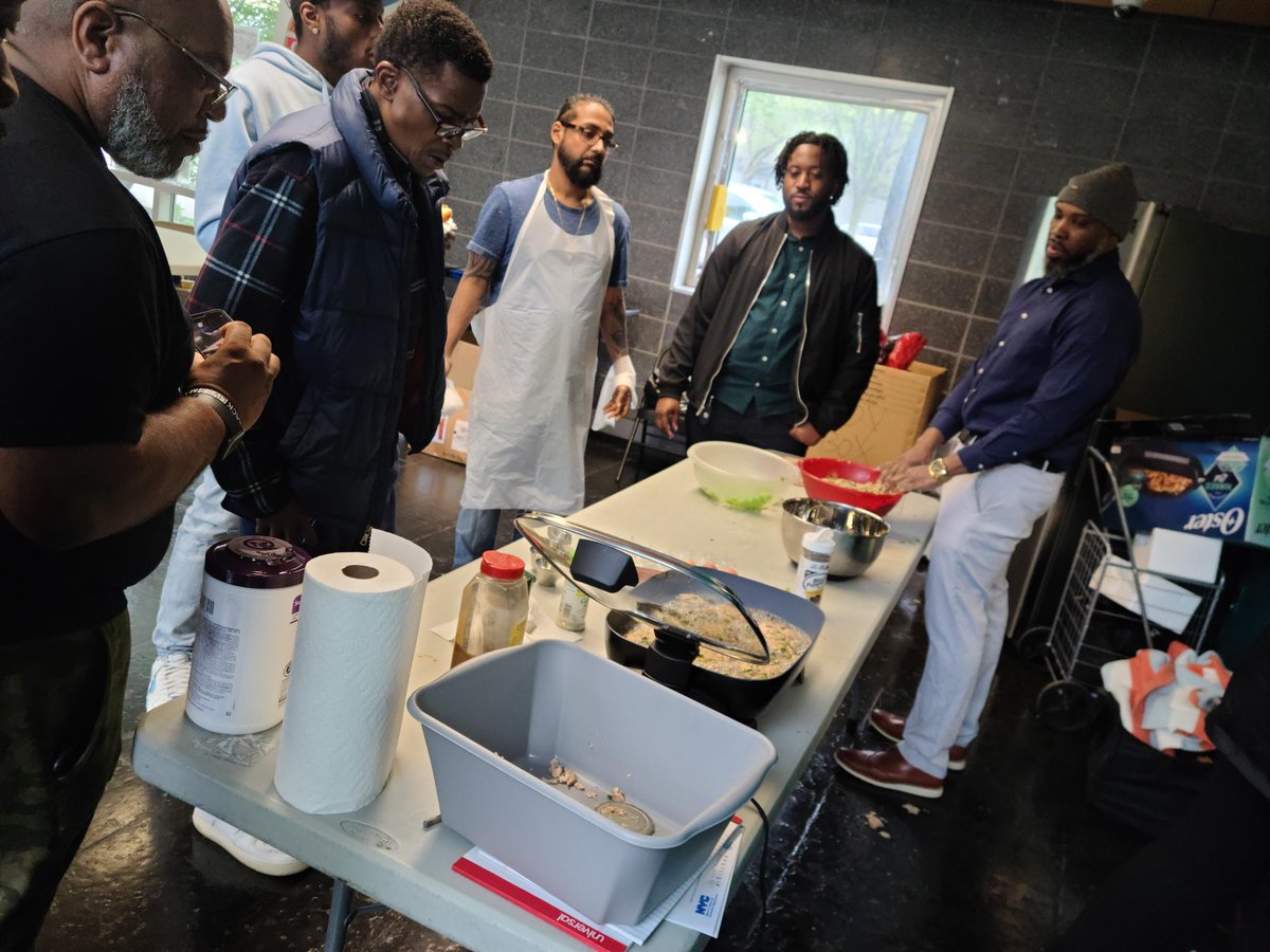nycneon's tweet photo. Through @NYCNeON Cooks, community members of all ages can gather in their local neighborhoods to learn new skills and nutritional information. Check out photos from the first Bronx NeON Cooks class and go to https://t.co/0OAsgzp62n to learn more and sign up for a class near you! https://t.co/iaEAyb0BD5
