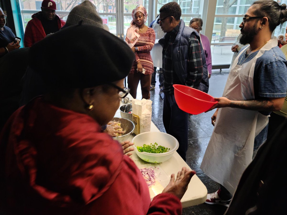 nycneon's tweet photo. Through @NYCNeON Cooks, community members of all ages can gather in their local neighborhoods to learn new skills and nutritional information. Check out photos from the first Bronx NeON Cooks class and go to https://t.co/0OAsgzp62n to learn more and sign up for a class near you! https://t.co/iaEAyb0BD5