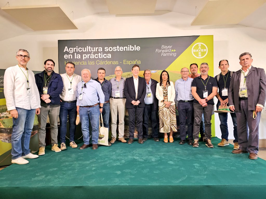 UPAANDALUCIA's tweet photo. Todos los integrantes de @UPA_Federal que estamos en Hacienda Las Cárdenas con @Bayer4CropsES y su jornada de Agricultura Sostenible en campo nos hemos hecho una foto de familia con autoridades asistentes como @martabosquet @IfapaJunta y @f_miranda_s @mapagob. #ForwardFarming https://t.co/9G1Y7wKQqZ