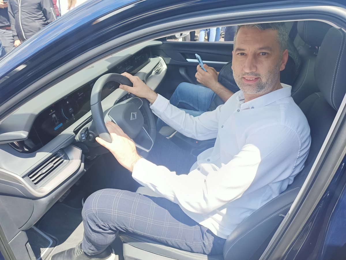 MuftuogluYasin's tweet photo. Ak parti İzmir il başkanlığında geleneksel bayramlaşma programında sayın vekilimiz Mahmut Atilla Kaya ve tüm teşkilatımizla bayramlaştık çok şükür yerli ve milli gururumuz togg a binmekte nasip oldu https://t.co/AF3iTScMp7