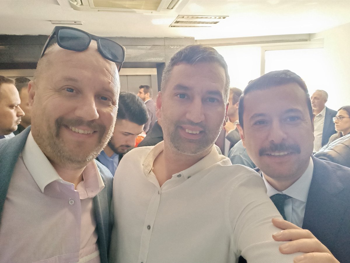 Ak parti İzmir il başkanlığında geleneksel bayramlaşma programında sayın vekilimiz Mahmut Atilla Kaya ve tüm teşkilatımizla bayramlaştık çok şükür yerli ve milli gururumuz togg a binmekte nasip oldu
