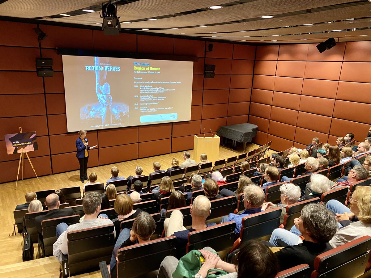 #SlavaUkraini

Anlässlich des Jahrestages des Massakers von Butscha &amp; des Jahrestages der Befreiung der Region Kyjiw von den russischen Invasoren hießen <a href="/UKRinDEU/">Ukrainische Botschaft</a> &amp; wir am Dienstag zur Erstausstrahlung des Films „Region der Helden“ im nordischen Felleshus willkommen.