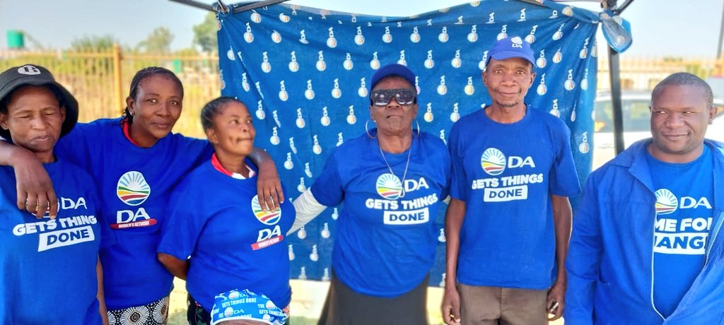 DA_Mpumalanga's tweet photo. 📑 Membership Drive, Dr JS Moroka Constituency💙
House to house, street to street, door to door siyeza!
#TheDAgetsThingsDone
Sign up to be a member of the party that Gets Things Done, the DA.
Visit https: https://t.co/DQHsZF72PS
#DAatWork #VoteDA https://t.co/cytHKBqovq