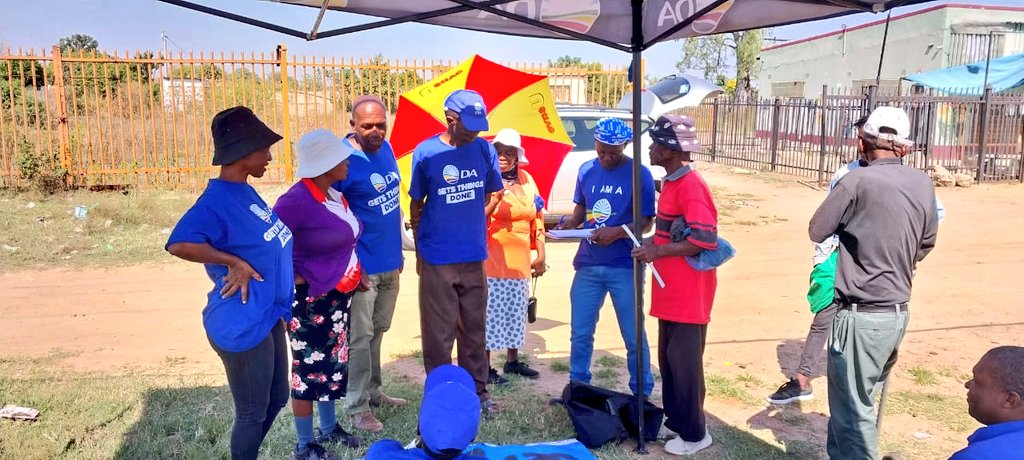 DA_Mpumalanga's tweet photo. 📑 Membership Drive, Dr JS Moroka Constituency💙
House to house, street to street, door to door siyeza!
#TheDAgetsThingsDone
Sign up to be a member of the party that Gets Things Done, the DA.
Visit https: https://t.co/DQHsZF72PS
#DAatWork #VoteDA https://t.co/cytHKBqovq