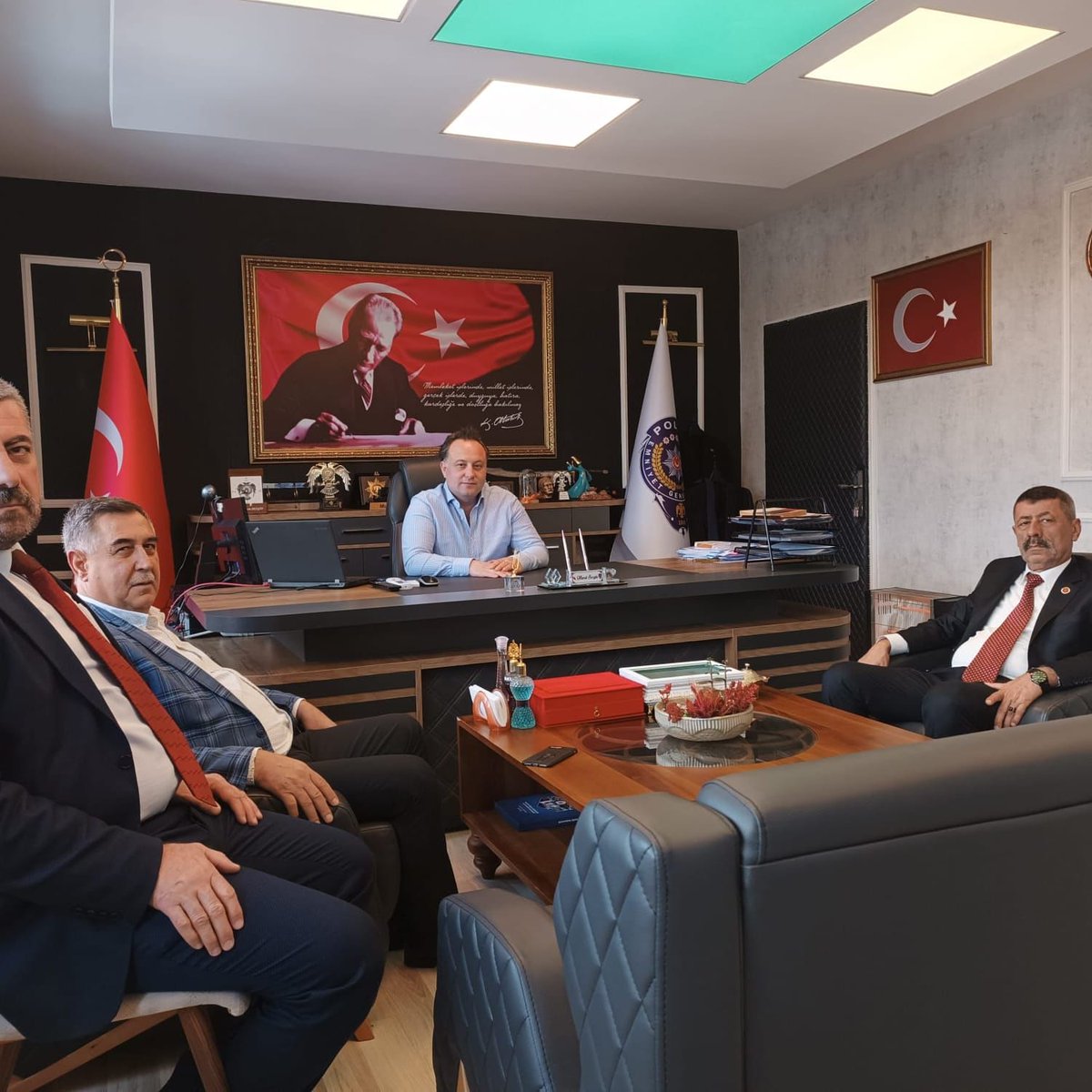 Diyarbakir YeniŞehir ilçe Emniyet Müdürünü Makamında Ziyaret ettik   Bize Göstermiş olduğu Misafirpervelikten Dolayi Kendisine Tesekkur Ederiz.