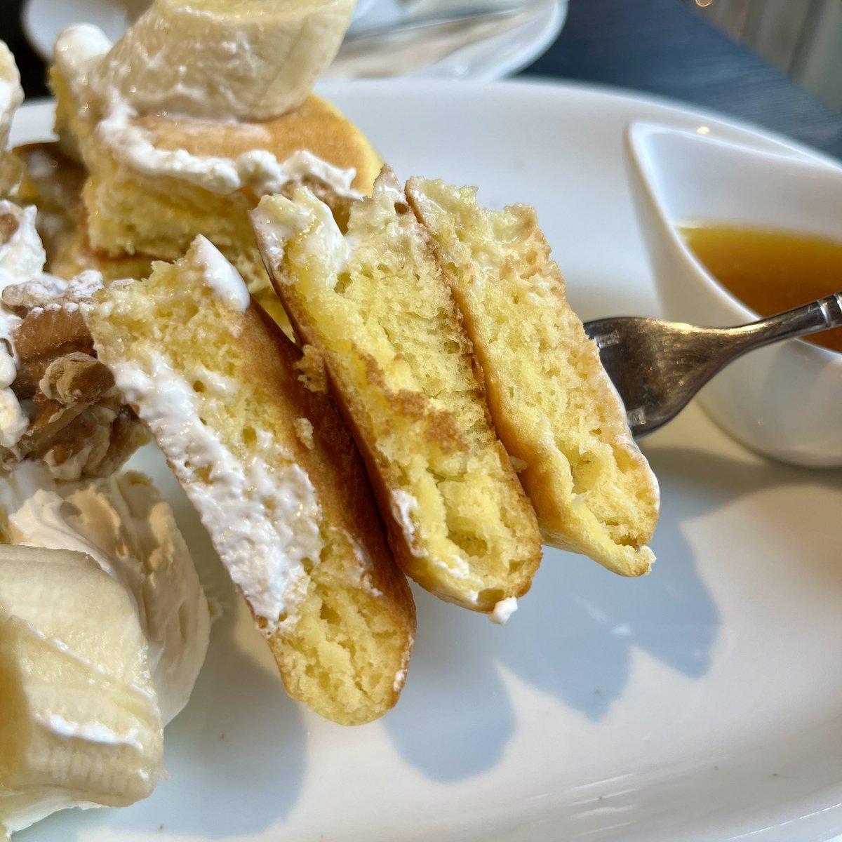 asm_pancake's tweet photo. 中目黒駅から徒歩2分ほどのところにある「FRAMES」さん！

中目黒でカフェに困ったら絶対ここ！
渋谷で人気だったミクロコスモスさんのパンケーキが食べられるカフェ！
⁡
ふわっふかの生地にバナナとたっぷりクリーム最高🥹🫶🏻 https://t.co/yTRSjQPTZj