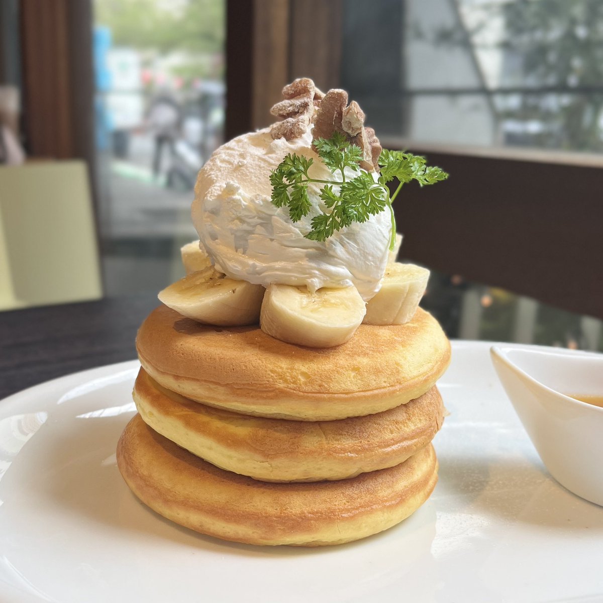 asm_pancake's tweet photo. 中目黒駅から徒歩2分ほどのところにある「FRAMES」さん！

中目黒でカフェに困ったら絶対ここ！
渋谷で人気だったミクロコスモスさんのパンケーキが食べられるカフェ！
⁡
ふわっふかの生地にバナナとたっぷりクリーム最高🥹🫶🏻 https://t.co/yTRSjQPTZj