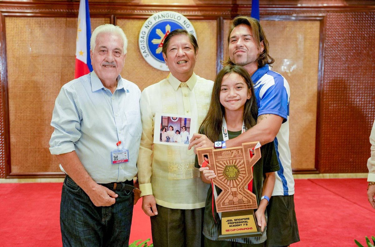 bongbongmarcos's tweet photo. Ikinagalak nating makilala ang mga atleta at mang-aawit na nagpakita ng natatanging husay at galing ng Pinoy sa buong mundo.

Ang kanilang tagumpay ay tunay na inspirasyon at kayamanan ng ating bansa, kaya marapat lamang na sila'y ating patuloy na suportahan at kilalanin. https://t.co/7LCRZfN0Bk