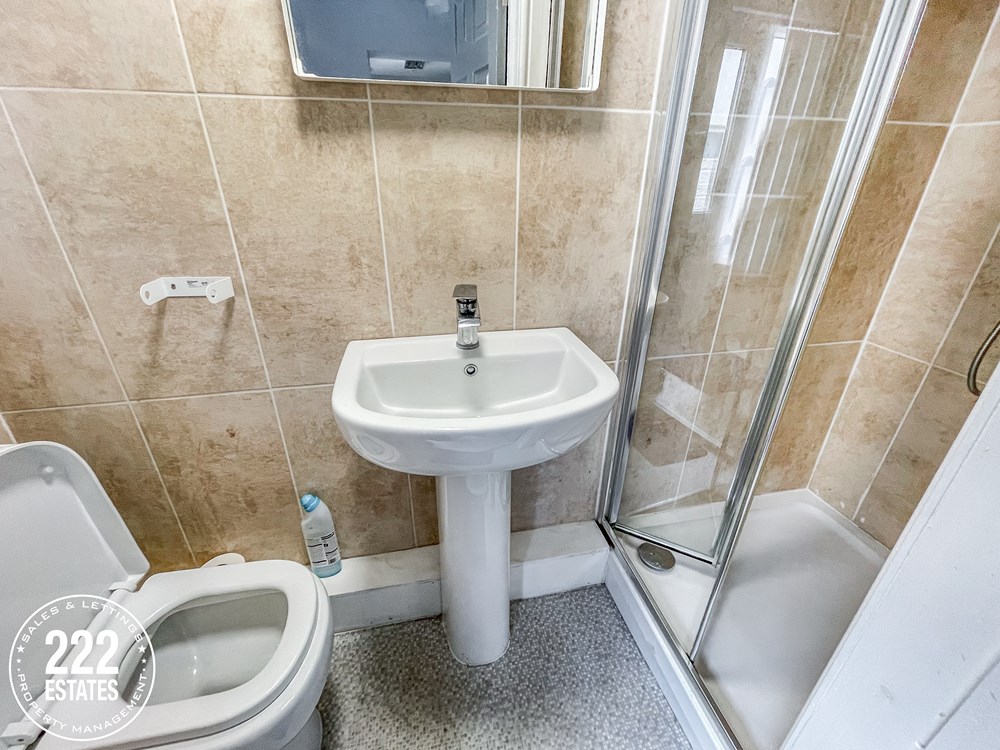 222Ltd's tweet photo. To Let - Luxury Furnished Room - Close to Widnes Town Centre. 
Two Bathrooms, Harmonious Household, Close to Widnes Town Centre, Call to arrange a viewing, Good Sized Bedrooms, Excellent Transport Links, All Bills Included - £65 per week https://t.co/TuwCVIyO1c