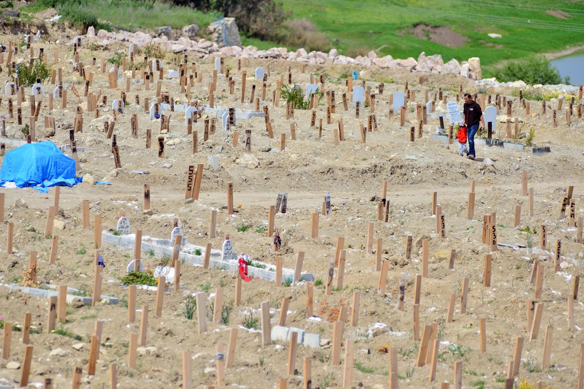 gztcom's tweet photo. 🔹#Hatay'da deprem mezarlıklarında duygu dolu bayram ziyareti https://t.co/tcQdhcZK9Y