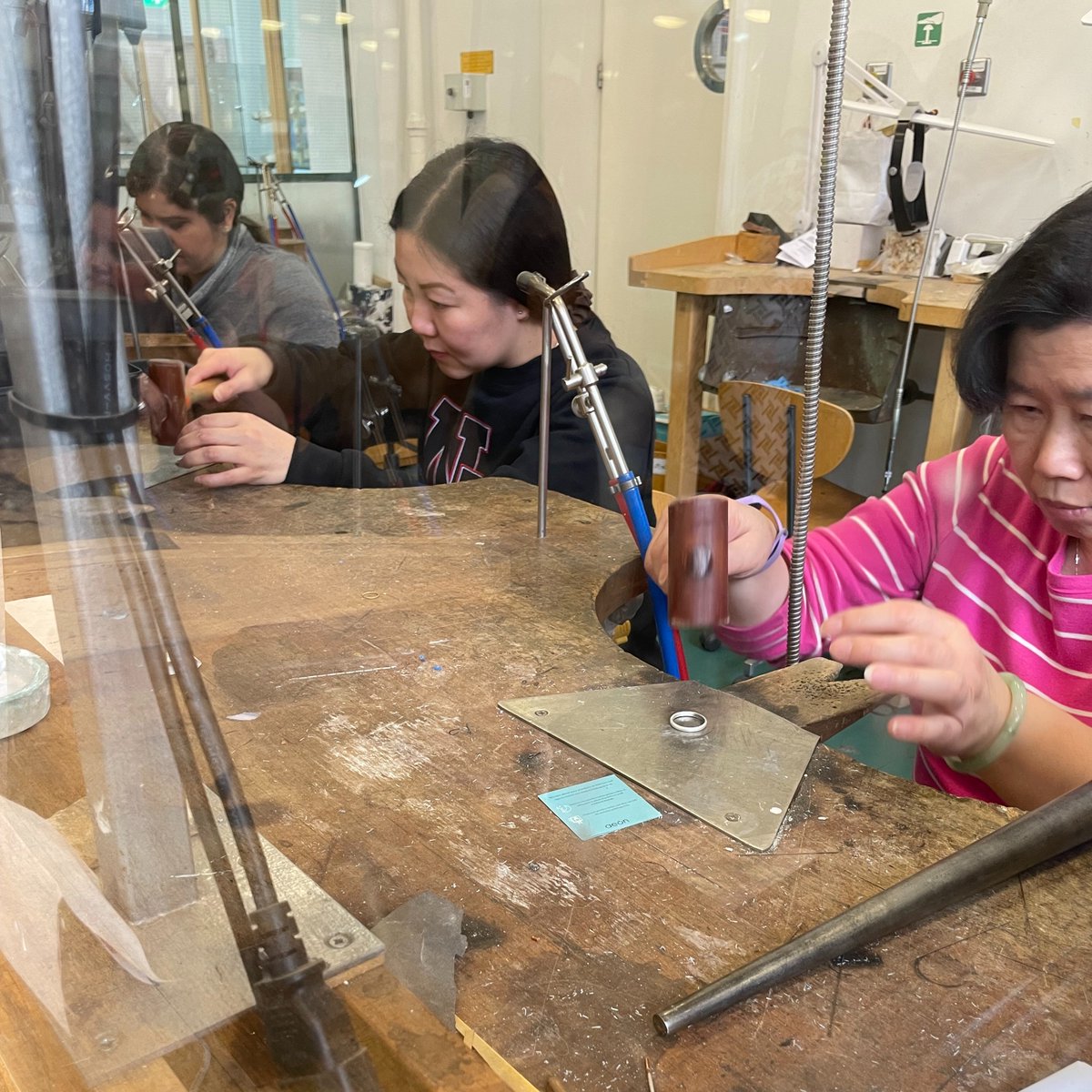 ShelanuCraft's tweet photo. An exciting day as part of #Shelanu10Year, #BelongingToUs celebrations.
Members &amp; participants from exhibitors @theflourishjewellery, took part in a masterclass led by @soj_bcu Programme Leader Dauvit Alexander @justified_sinner with support from lecturer &amp; artist @RColleyArtist https://t.co/ulEByExdJ6