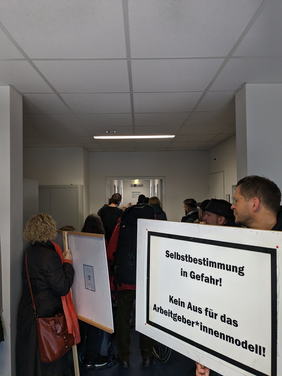 ParitaetBerlin's tweet photo. #Selbstbestimmung von Menschen mit #Behinderung in Gefahr! Persönliche #Assistenz muss gerecht entlohnt werden - aber die Berliner Verwaltung blockiert. Protestaktion des Bündnisses für selbstbestimmtes Leben behinderter Menschen heute beim @LAGeSo_Berlin 
https://t.co/lMLT2uVAFx https://t.co/E4LpwnTskK