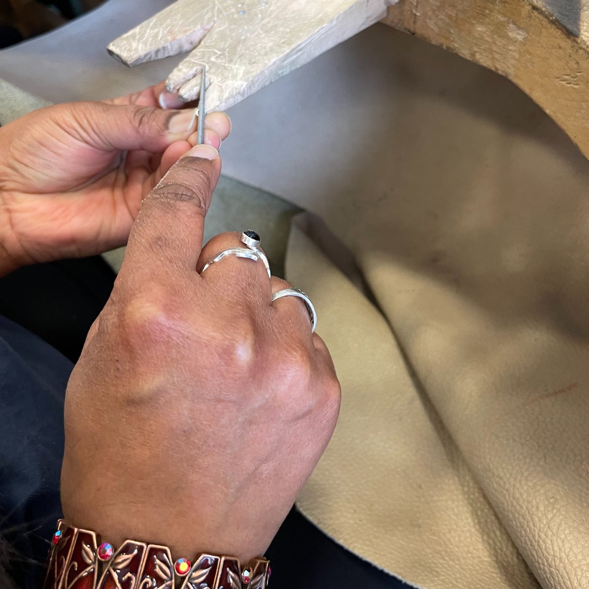 ShelanuCraft's tweet photo. An exciting day as part of #Shelanu10Year, #BelongingToUs celebrations.
Members &amp; participants from exhibitors @theflourishjewellery, took part in a masterclass led by @soj_bcu Programme Leader Dauvit Alexander @justified_sinner with support from lecturer &amp; artist @RColleyArtist https://t.co/ulEByExdJ6