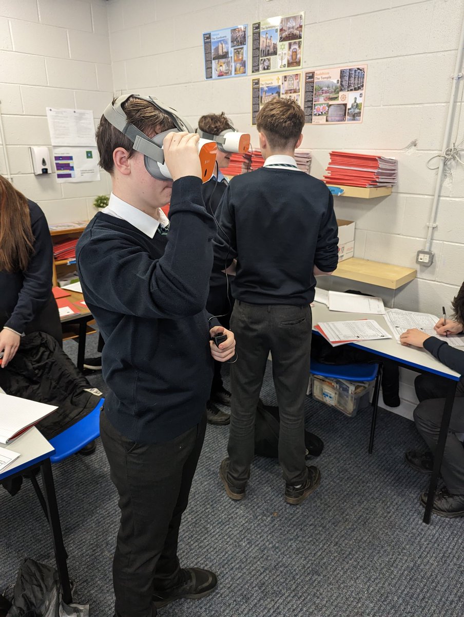 Blwyddyn 9 yn dysgu am yr Holocost trwy ddefnyddio mathau gwahanol o amlgyfrwng megis VR, Fideos a Podlediad mewn fformat carosel yng Ngwersi i ddeall amodau gwersylloedd crynhoi @MissHowellsRE <a href="/YGGAddGref/">Miss Sarah Beynon</a>