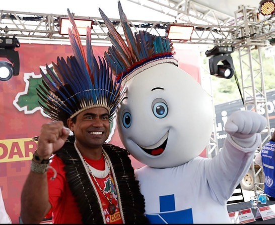 O Zé Gotinha está de volta e agora ele usa cocar. A vacina voltou.