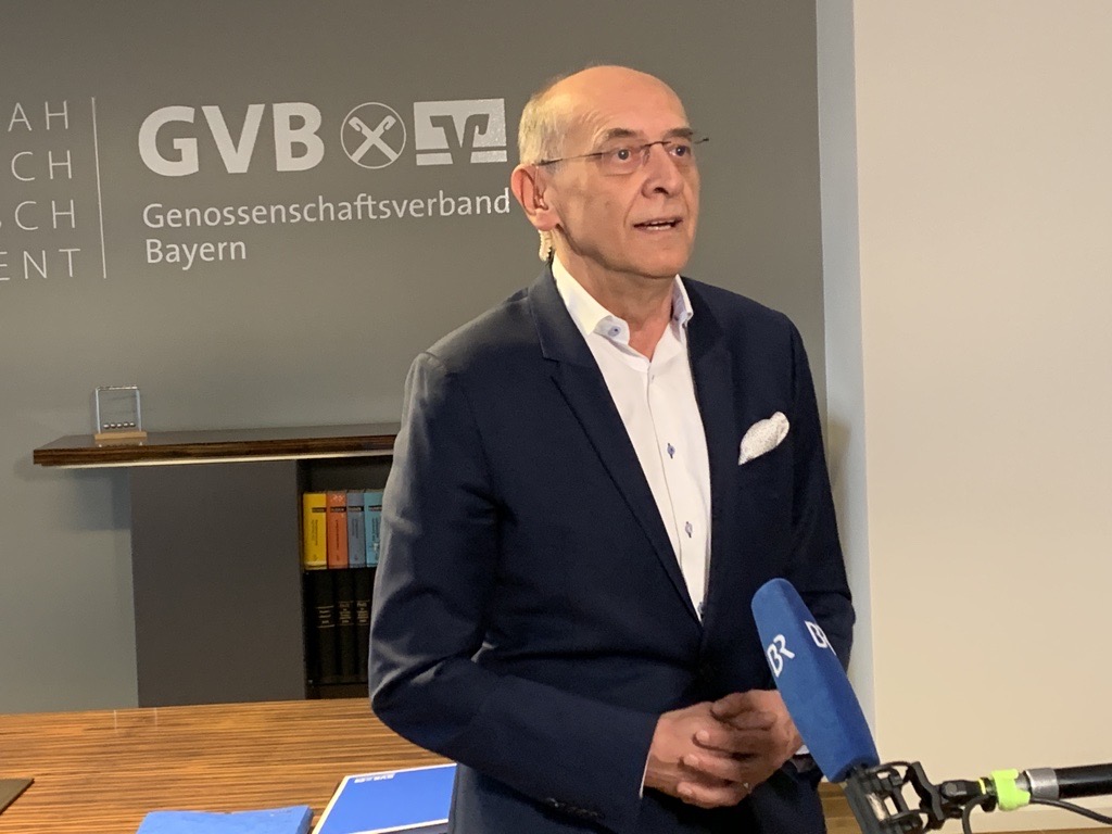 GregorScheller's tweet photo. Die Sprengung von #Geldautomaten hält nicht nur die Banken in Atem. Die bayerischen #Volksbanken und #Raiffeisenbanken tun vieles, um die Automaten zu schützen. Gestern habe ich in der @BR_Presse-Sendung @BR_kontrovers dazu Stellung genommen:
https://t.co/kJF0Jtqagh https://t.co/1vnouQ4DGp