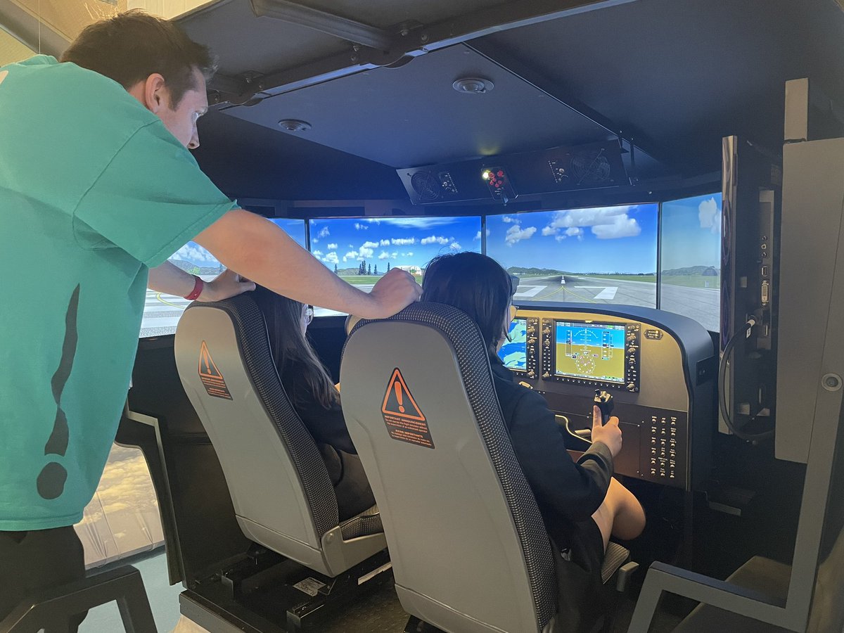 RosshallScience's tweet photo. Flight training @gsc1 #NewtonFlightAcademy
#PilotsOfTheFuture โ๏ธ ๐บ๏ธ
@RosshallSTEM
@RosshallAcademy https://t.co/eM3gOKFzNG