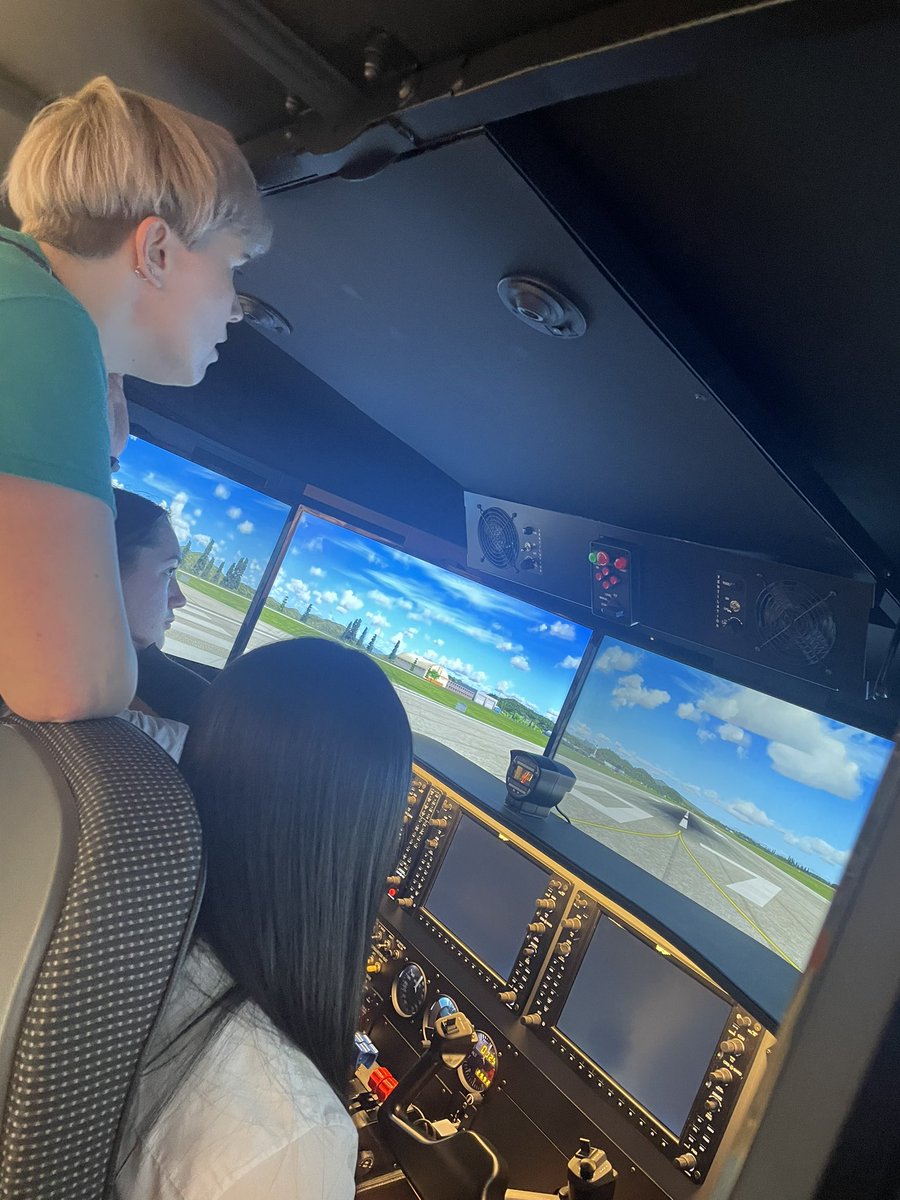 RosshallScience's tweet photo. Flight training @gsc1 #NewtonFlightAcademy
#PilotsOfTheFuture โ๏ธ ๐บ๏ธ
@RosshallSTEM
@RosshallAcademy https://t.co/eM3gOKFzNG