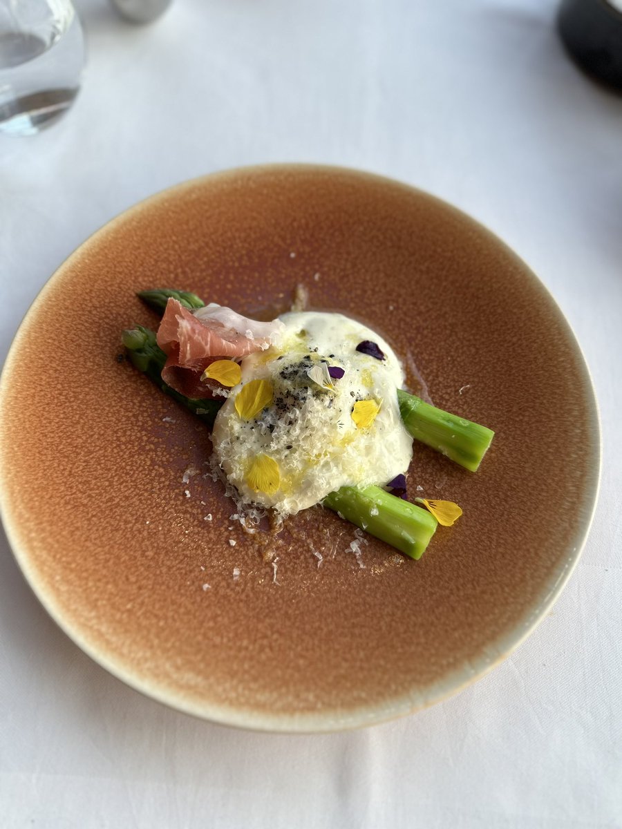 zanzaneet's tweet photo. A fancy dinner last weekend at #galvinatwindows. Spectacular views, good food and excellent company. Couldn’t have asked for more. #dayoutinlondon #resturantreview https://t.co/vQHqK2OBMa