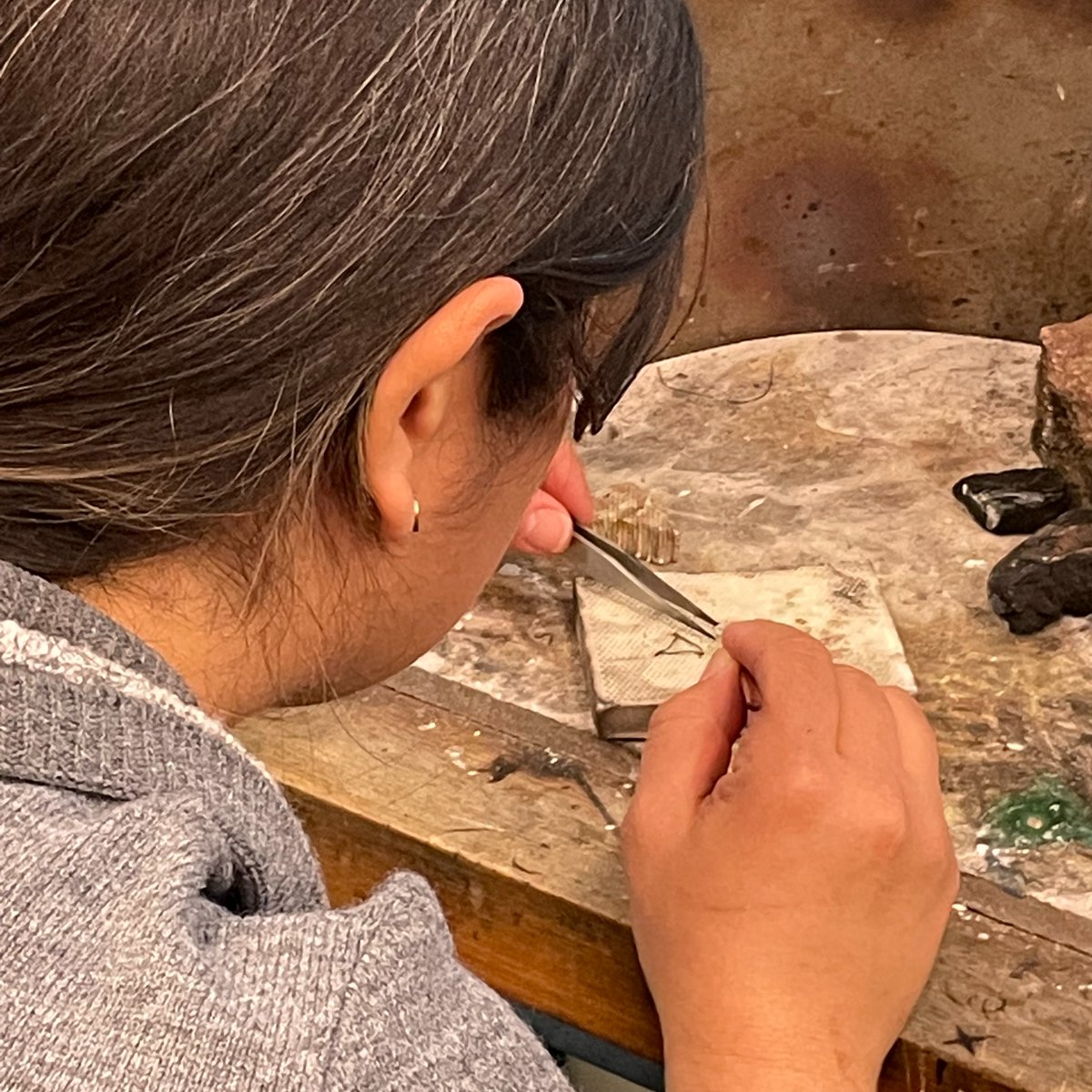 ShelanuCraft's tweet photo. An exciting day as part of #Shelanu10Year, #BelongingToUs celebrations.
Members &amp; participants from exhibitors @theflourishjewellery, took part in a masterclass led by @soj_bcu Programme Leader Dauvit Alexander @justified_sinner with support from lecturer &amp; artist @RColleyArtist https://t.co/ulEByExdJ6
