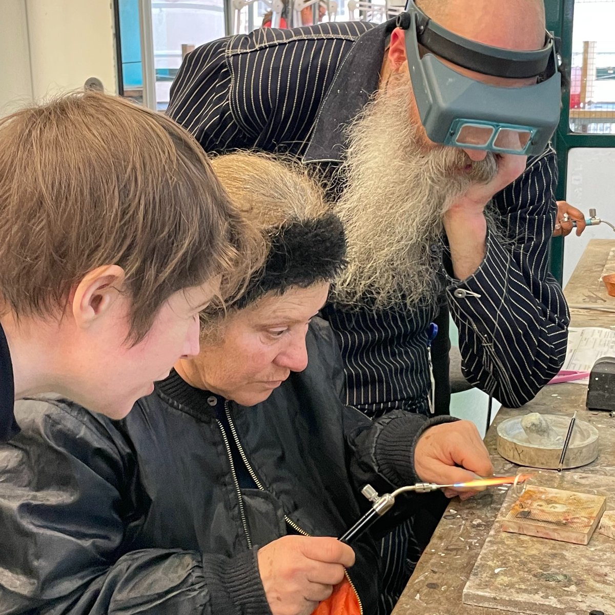 ShelanuCraft's tweet photo. An exciting day as part of #Shelanu10Year, #BelongingToUs celebrations.
Members &amp; participants from exhibitors @theflourishjewellery, took part in a masterclass led by @soj_bcu Programme Leader Dauvit Alexander @justified_sinner with support from lecturer &amp; artist @RColleyArtist https://t.co/ulEByExdJ6